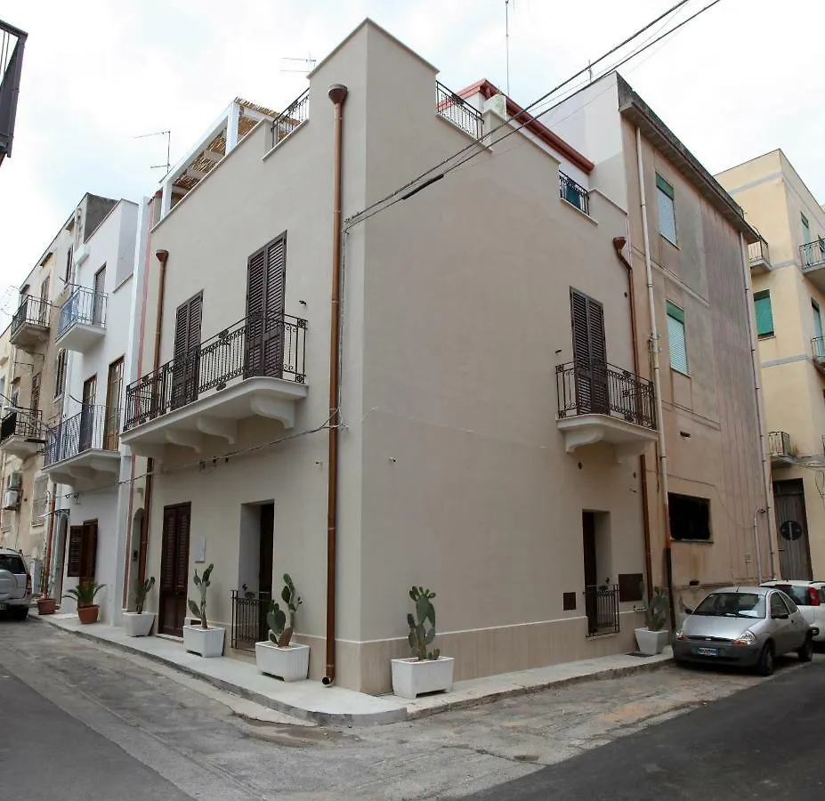Via Siracusa 5 Castellammare del Golfo 0*,  Włochy